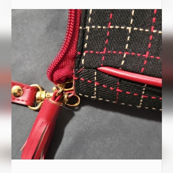 Victorias Secret Small Red and Black Plaid Shoulder Bag Nwot, Smoke Free Home - Picture 3 of 3